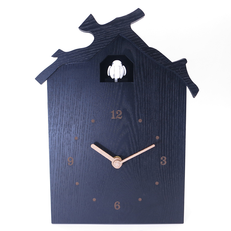 schwarze klassische Kuckucksuhr aus Holz
